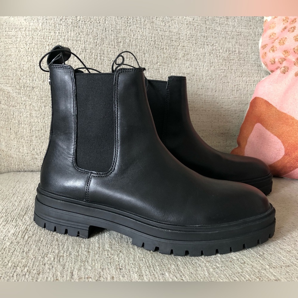 ⭐️NEW⭐️Steve Madden Black Leather Chelsea Lug Heel Ankle Boots •Size 9